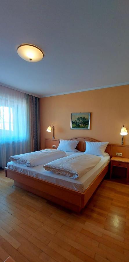 Neuburg am Inn Hotel-Restaurant Kreuzhuber מראה חיצוני תמונה