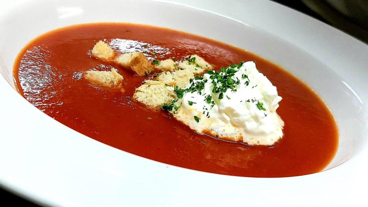Neuburg am Inn Hotel-Restaurant Kreuzhuber מראה חיצוני תמונה