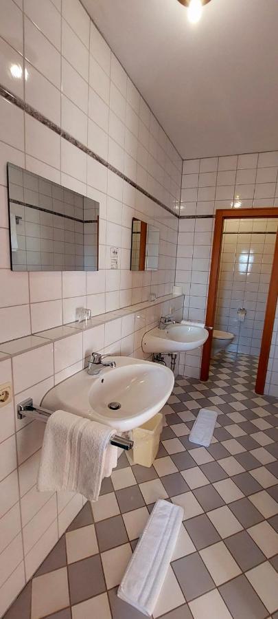 Neuburg am Inn Hotel-Restaurant Kreuzhuber מראה חיצוני תמונה