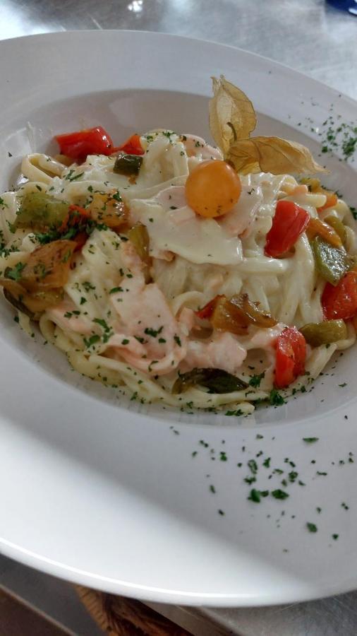 Neuburg am Inn Hotel-Restaurant Kreuzhuber מראה חיצוני תמונה
