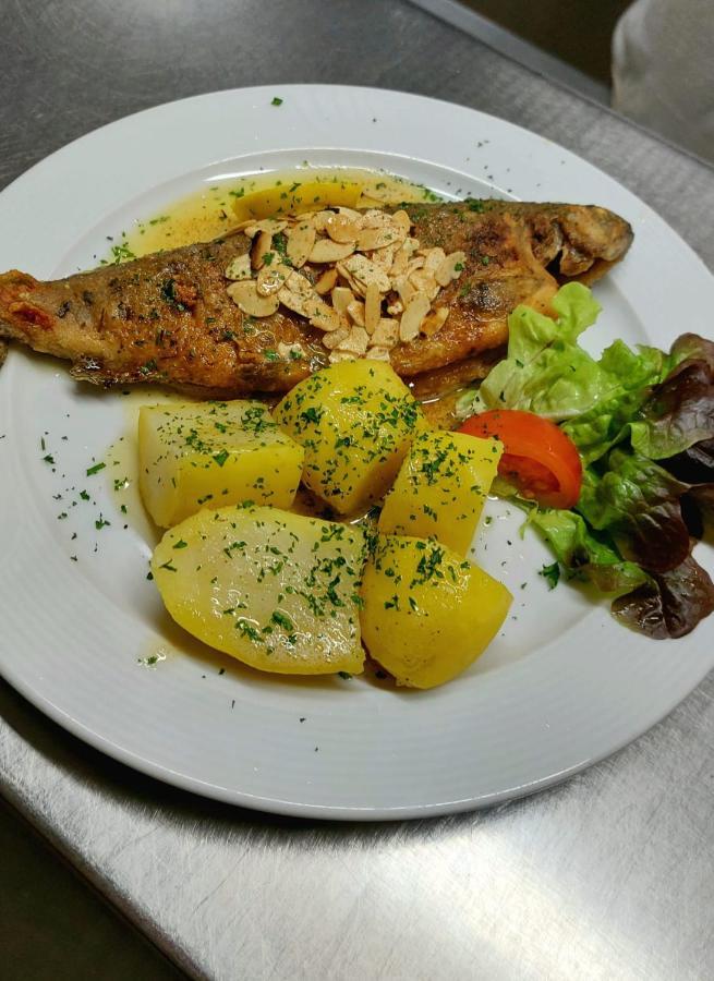 Neuburg am Inn Hotel-Restaurant Kreuzhuber מראה חיצוני תמונה